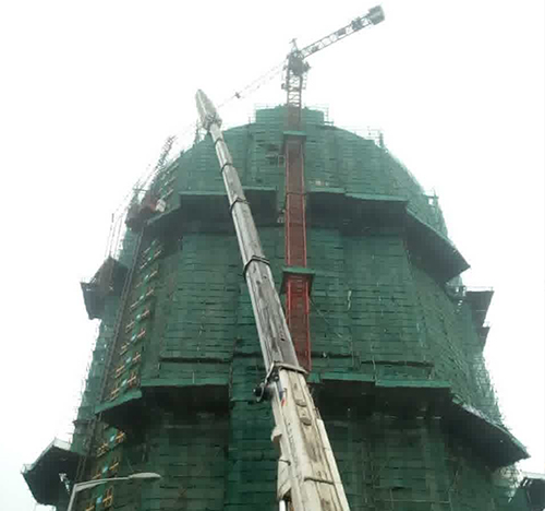 五峰吊车在工地上作业